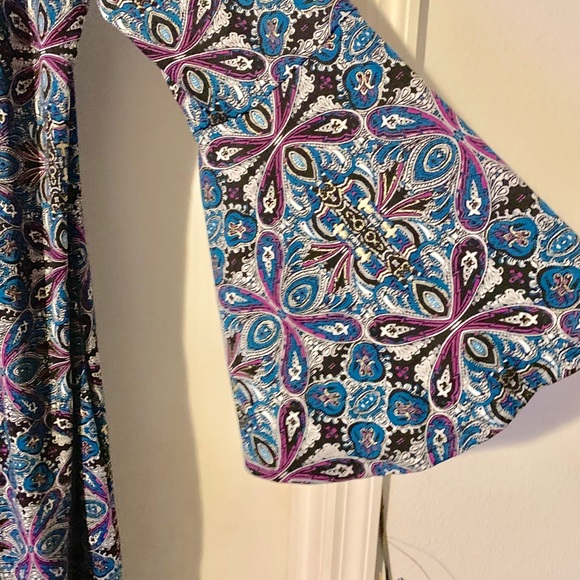 Ladies Lovely Bell Sleeves Dress!!👗 - Picture 5 of 7